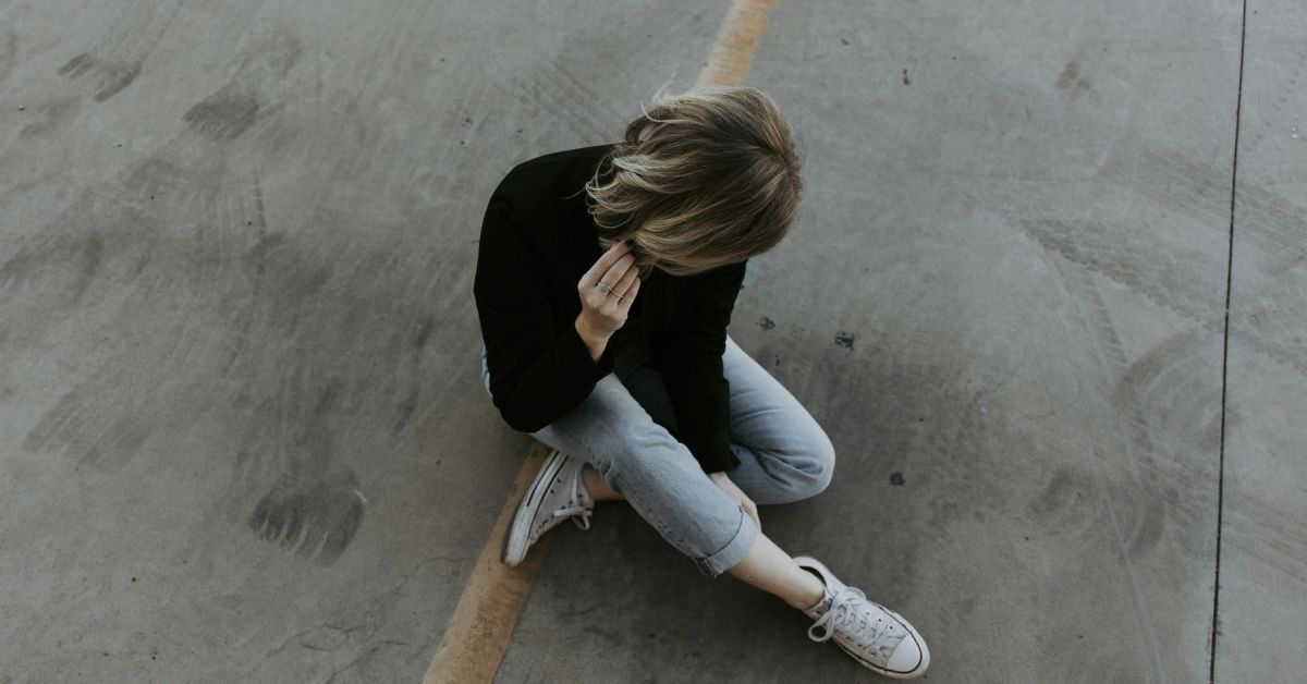 Woman-sitting-on-the-ground.jpg
